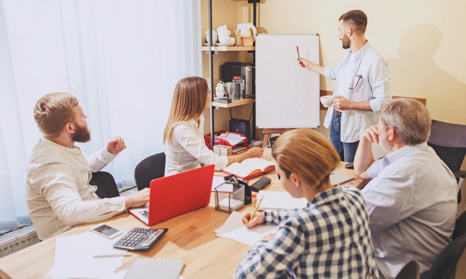 Консультант помогает выбрать подходящую образовательную программу